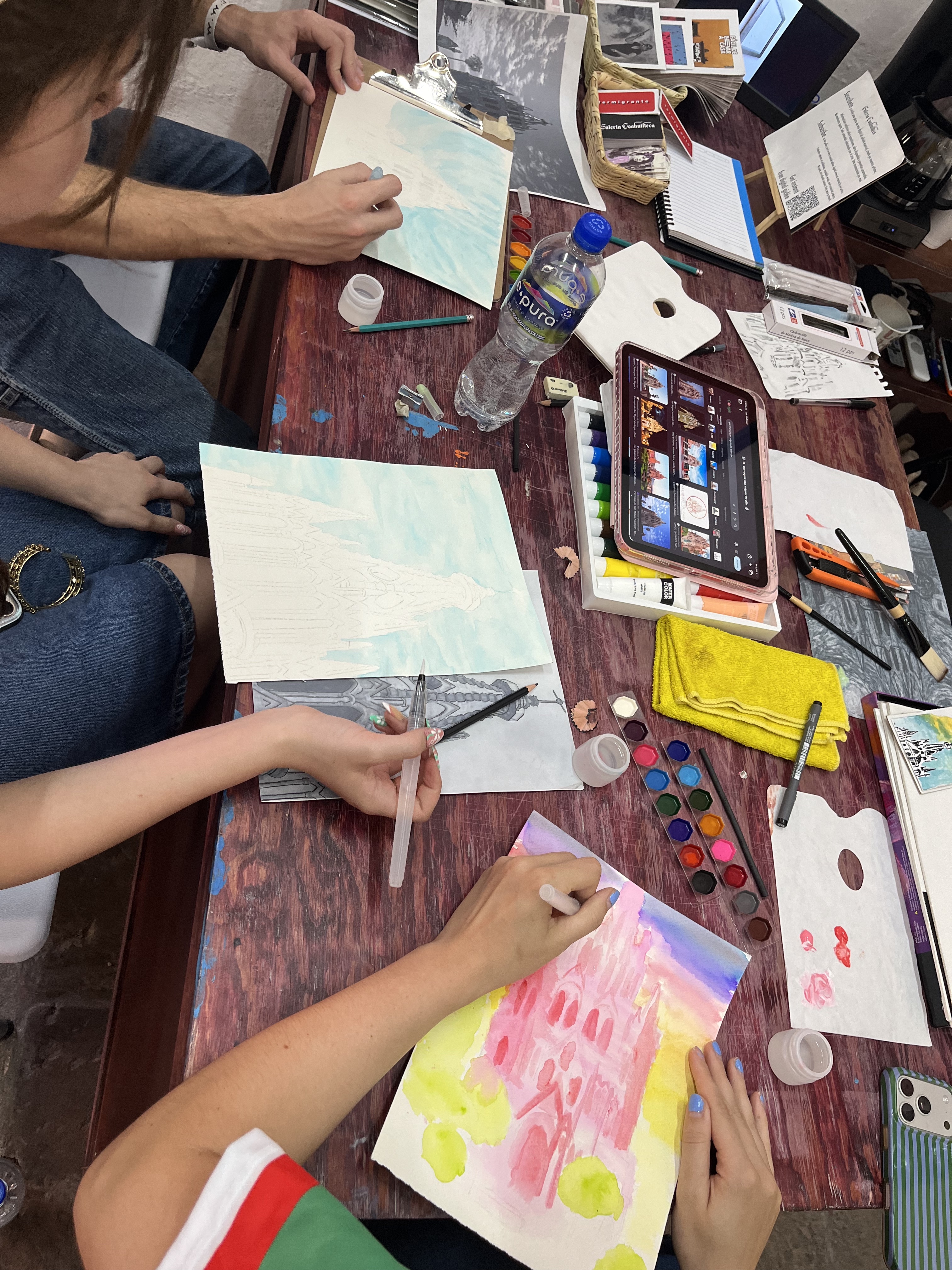 Guests painting together with watercolor at Galería Coahuilteca