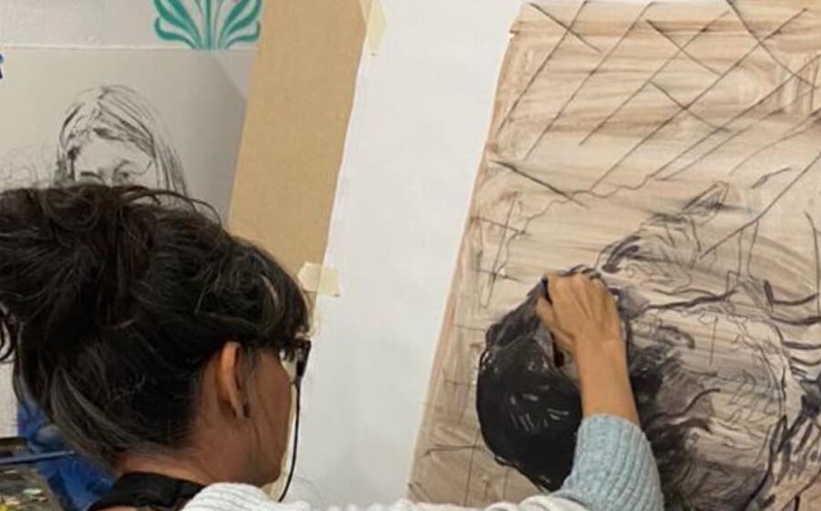 Artista trabajando en una obra dentro de Galería Coahuilteca